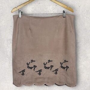 Black Tape Pink‎ Faux Suede Scallop Hem Mini Skirt Cut Out Floral Embroidery L